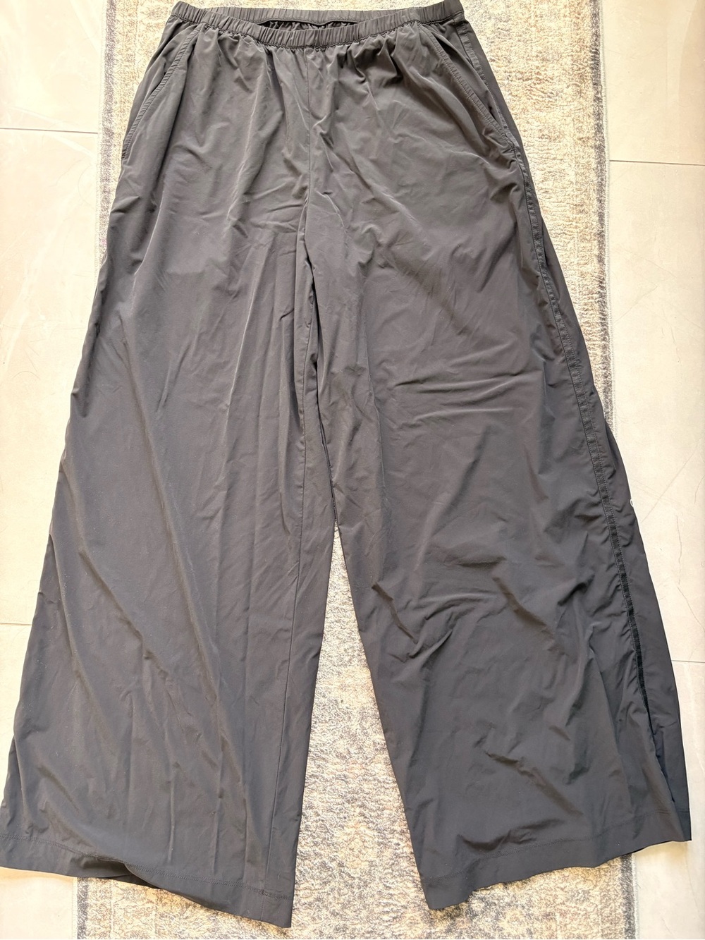 ALO Yoga Wide Leg breezy Pants in Black